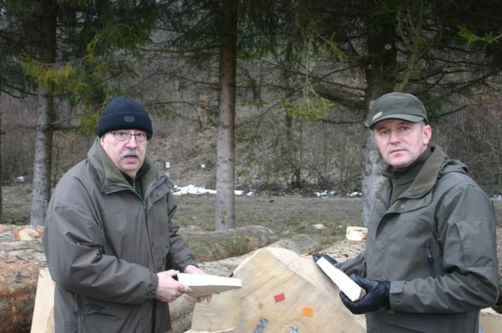 Nadleśniczy&#x20;Nadleśnictwa&#x20;Dynów&#x20;Krzysztof&#x20;Strzyż&#x20;oraz&#x20;Zastępca&#x20;Nadleśniczego&#x20;Adam&#x20;Tarabuła&#x20;z&#x20;kłodą&#x20;jaworową&#x2e;&#x20;fot&#x2e;&#x20;M&#x2e;Kaczorowska